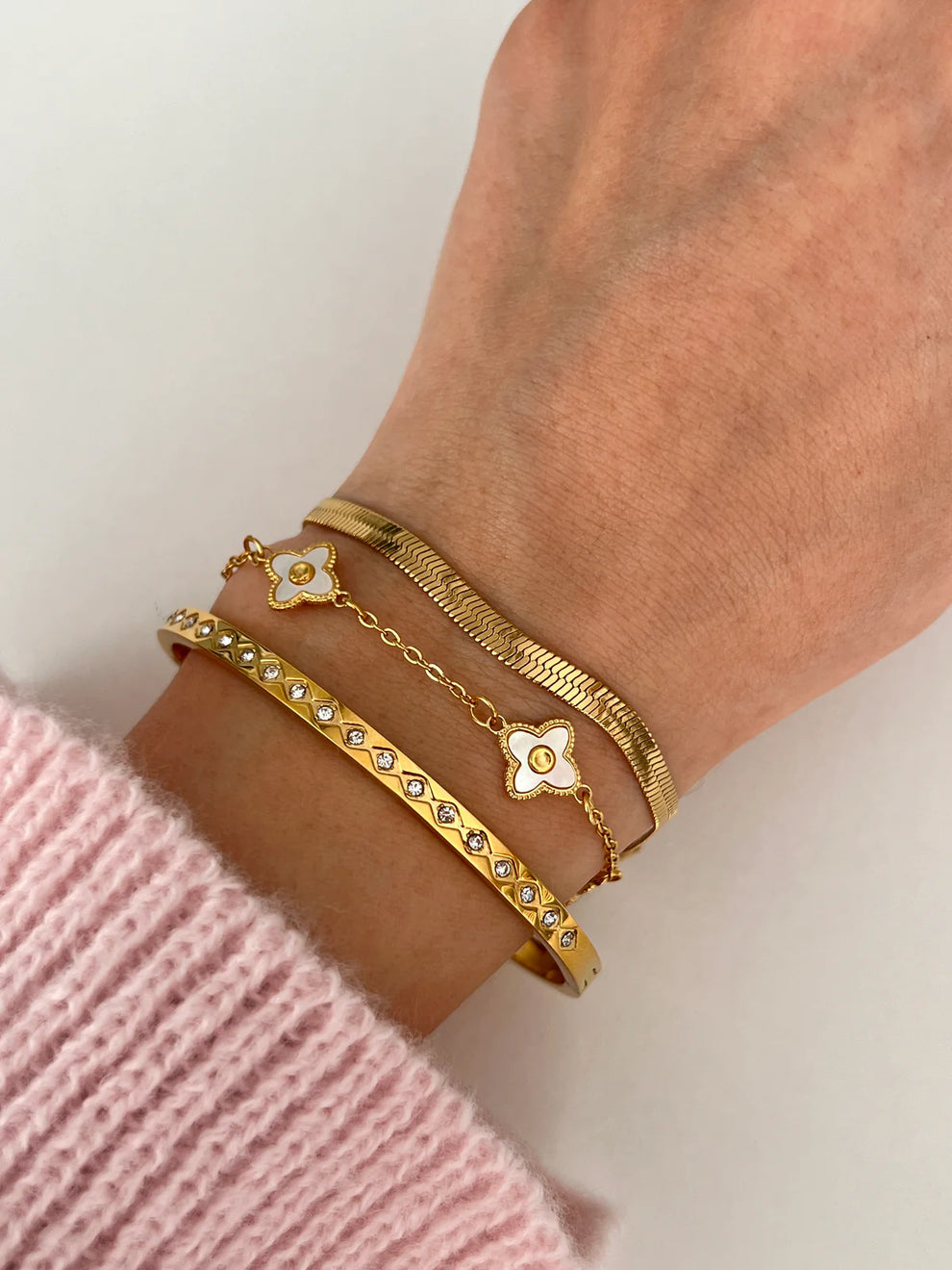 Brazalete de línea brillante dorada