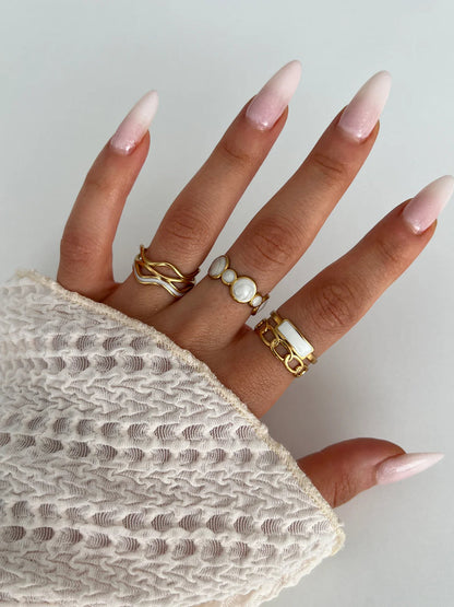 Anillo de oro con piedra de esmalte blanco