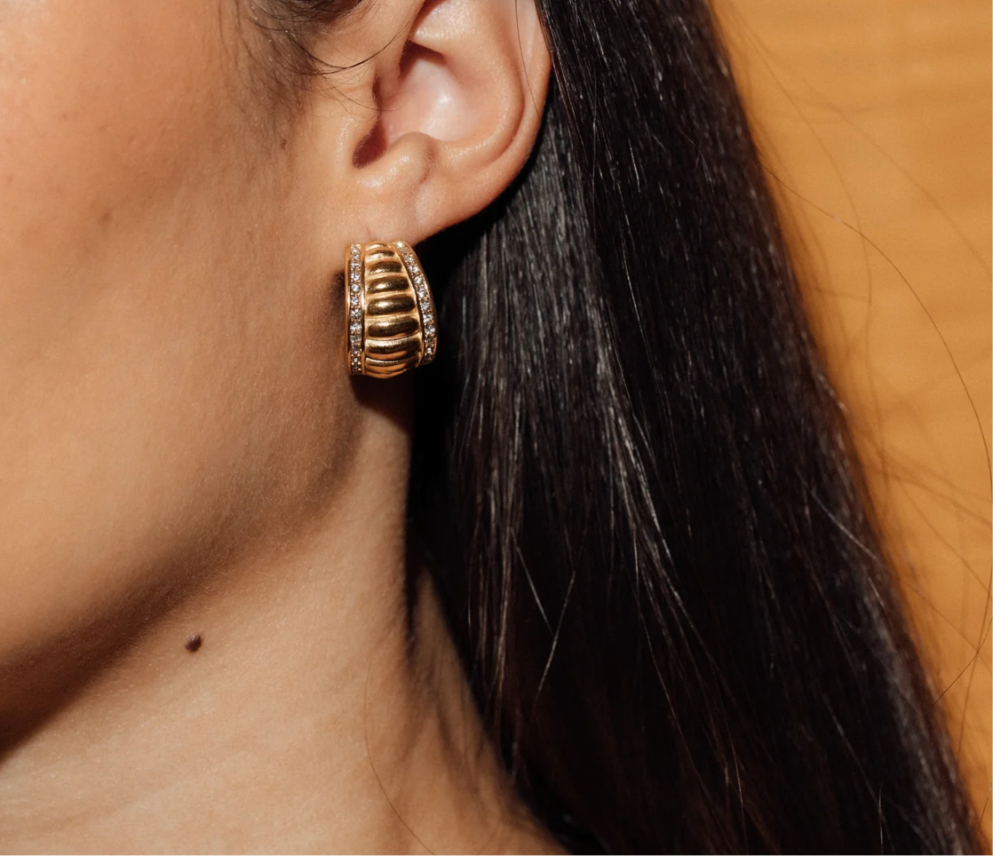 Pendientes de aro con conchas brillantes