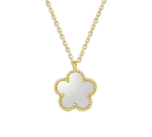 Collier avec pendentif en forme de fleur