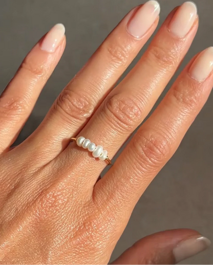 Anillo minimalista de oro con perla