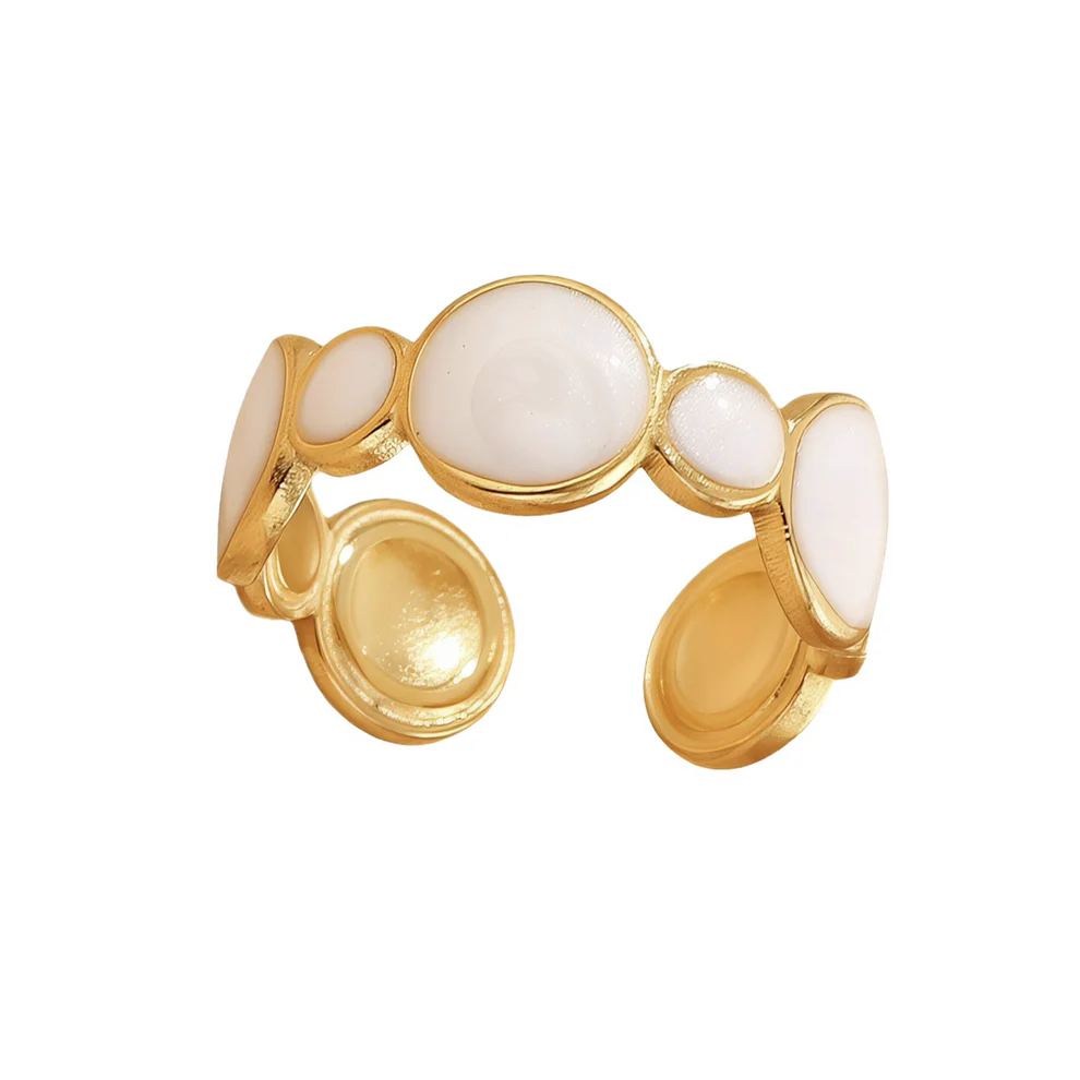 Anillo de oro con piedra de esmalte blanco