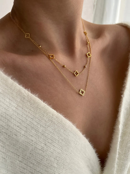 Collier ouvert scintillant en forme de trèfle