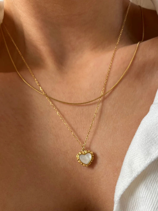 Collier avec pendentif en forme de cœur en émail