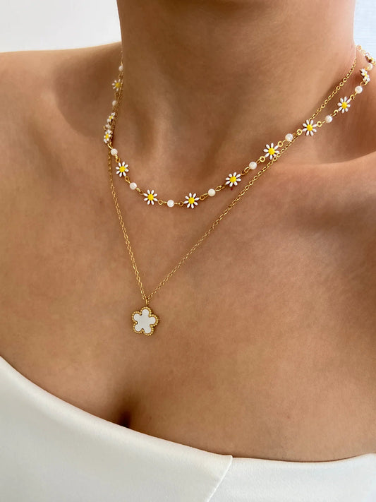 Collier avec pendentif en forme de fleur