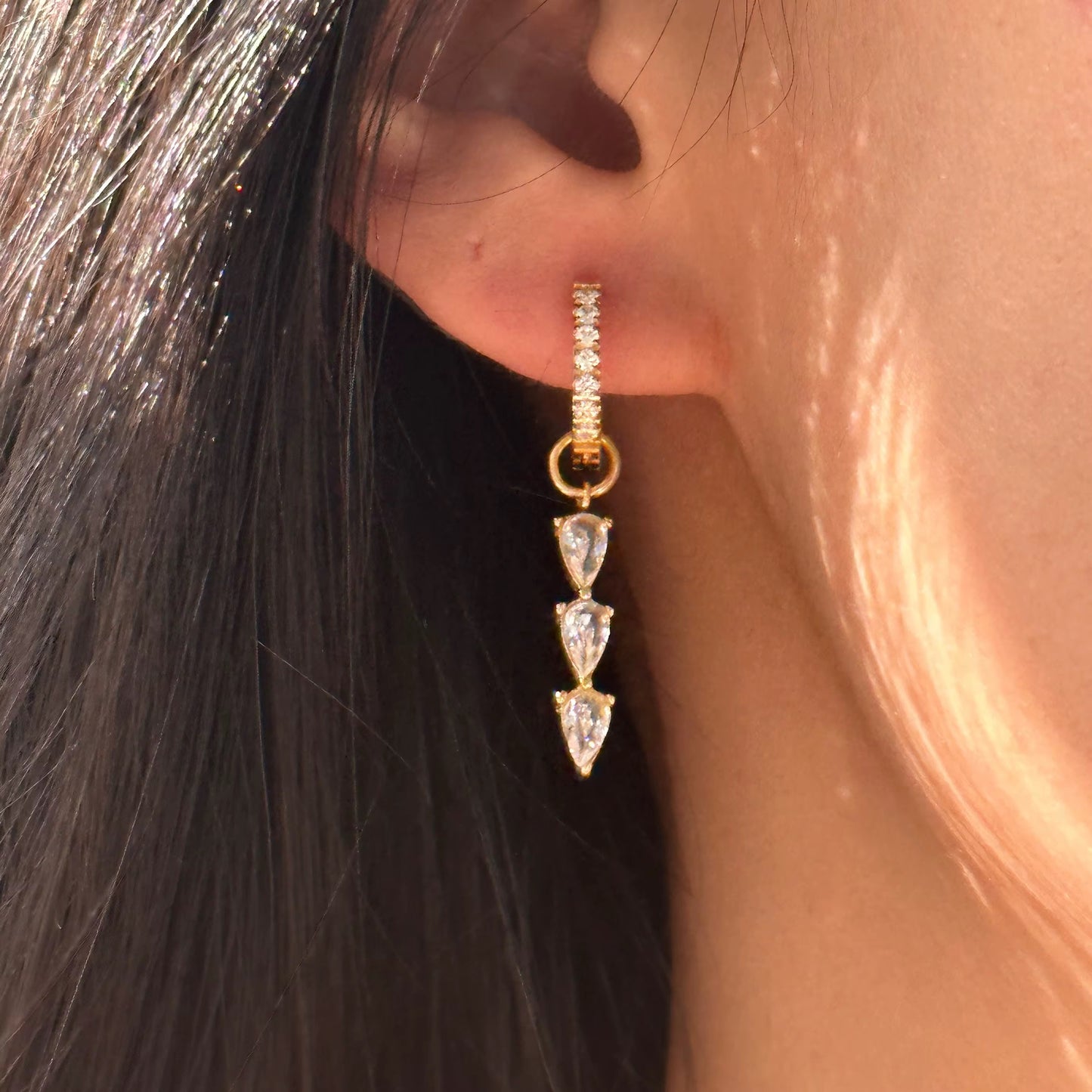 Pendientes de aro con gotas brillantes