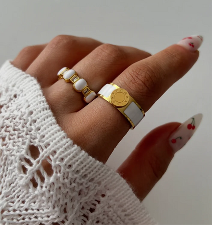 Anillo de oro esmaltado con números romanos