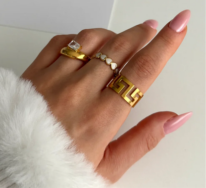 Anillo de oro con banda en forma de corazón y esmalte blanco