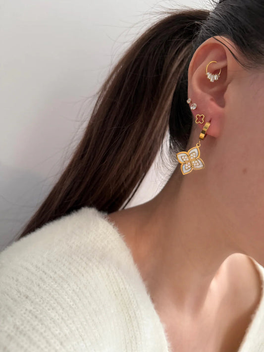 Mini boucles d'oreilles à tige en forme de trèfle ouvert