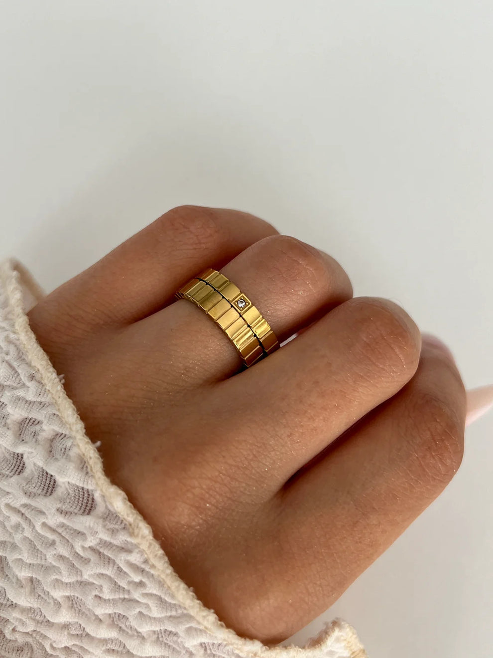 Bague minimaliste à bande carrée