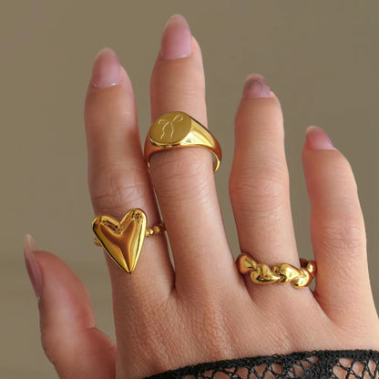 Anillo de corazón lleno de cuentas