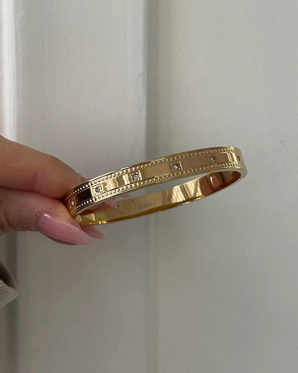 Brazalete dorado con brillantes tachuelas