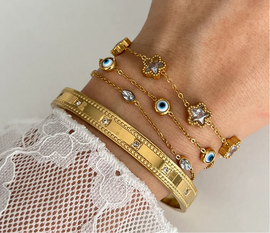 Brazalete dorado con brillantes tachuelas