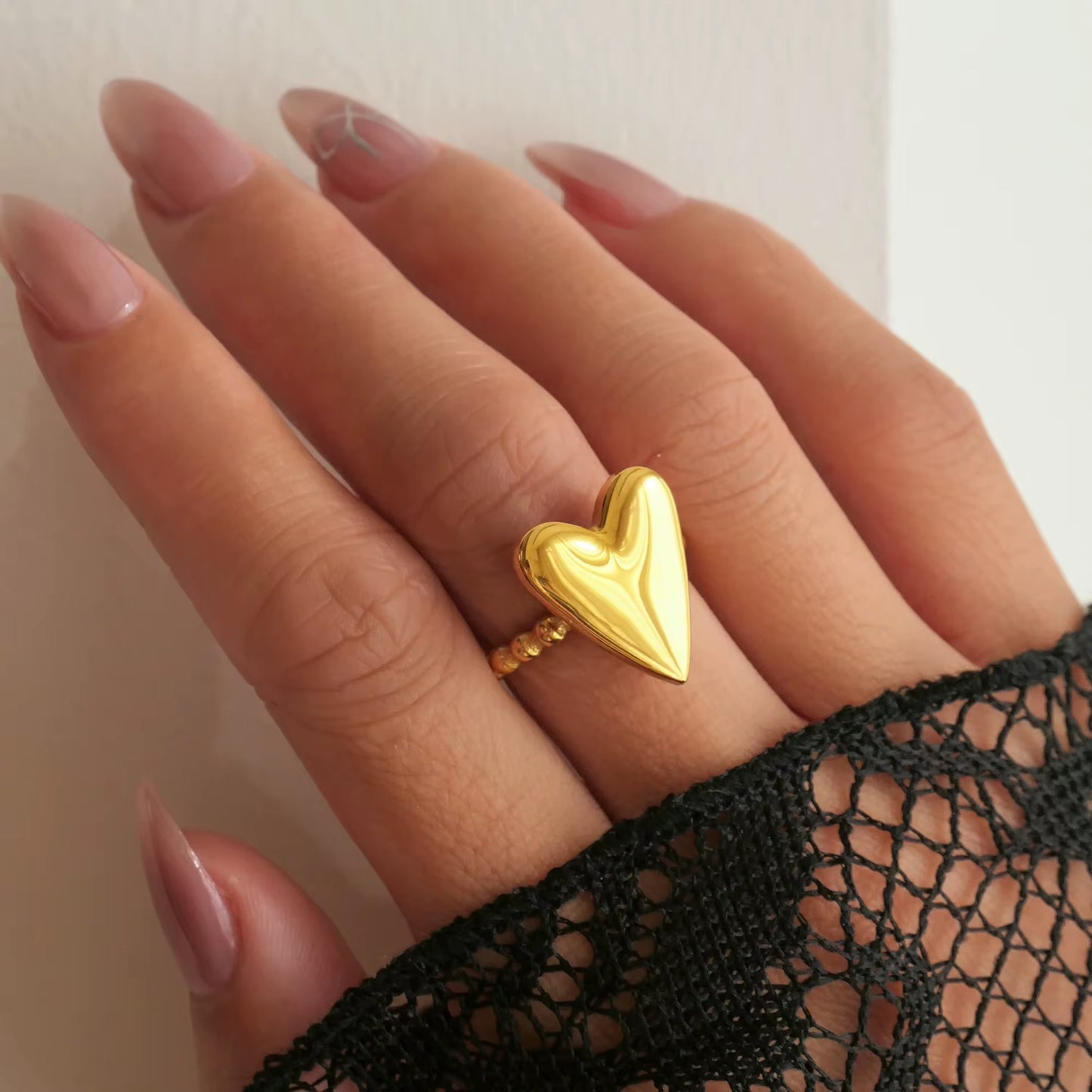 Anillo de corazón lleno de cuentas