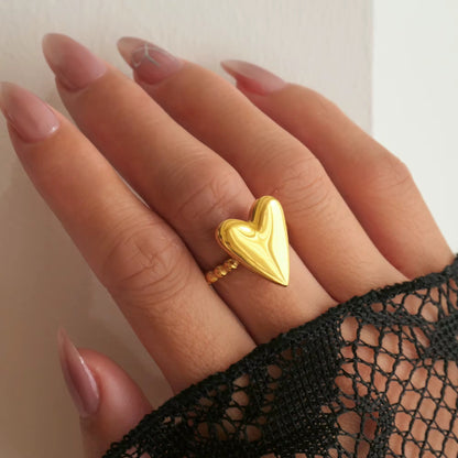 Anillo de corazón lleno de cuentas