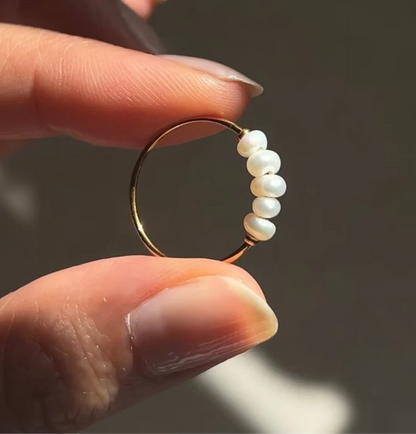 Anillo minimalista de oro con perla