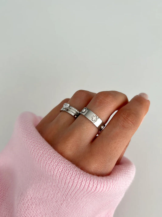 Clover Sparkling Band Ring