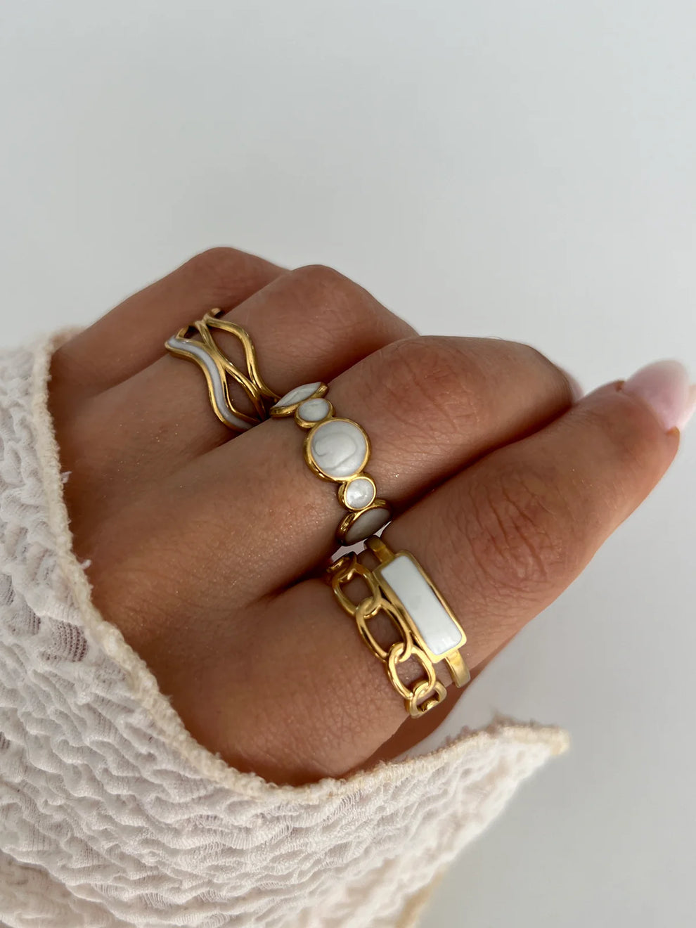 Anillo de oro con piedra de esmalte blanco