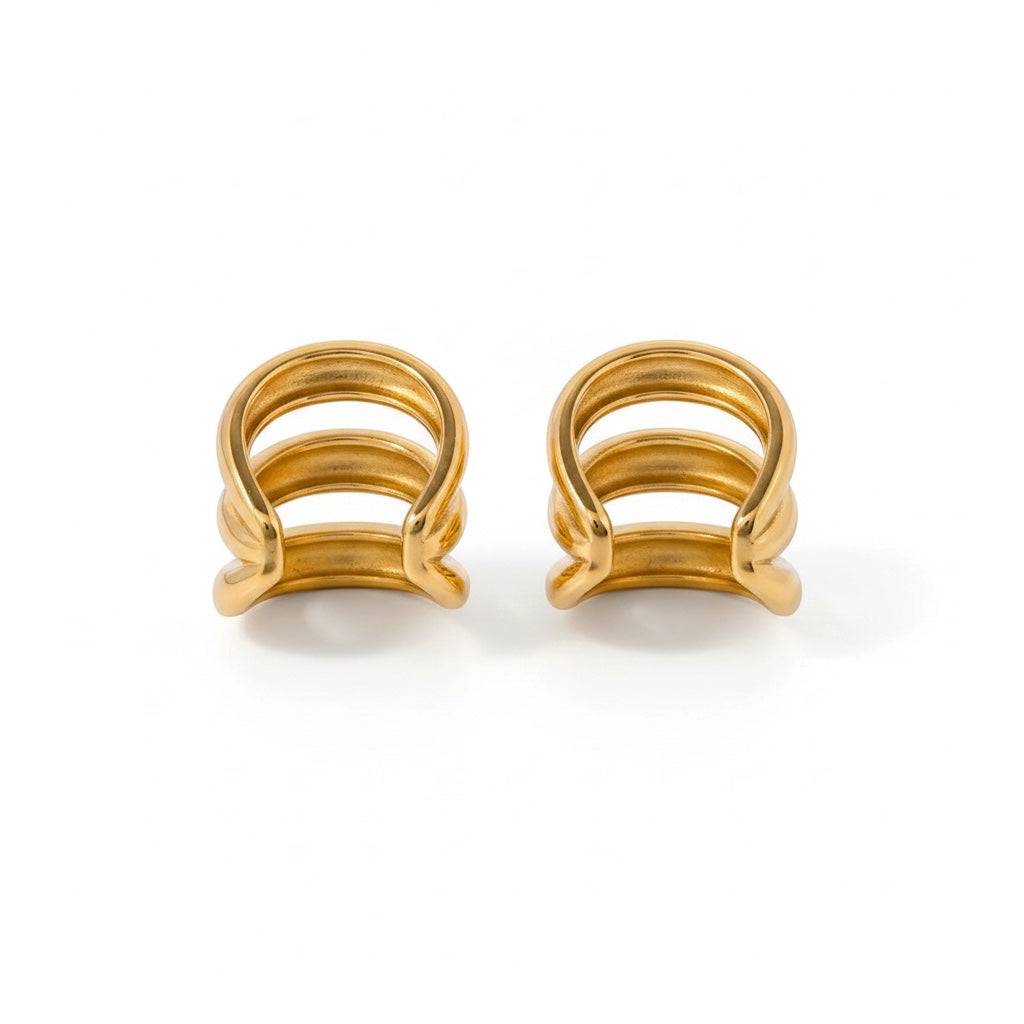 Pendientes ear cuff triples de Rouse Doree en tono dorado con diseño de aros superpuestos sin necesidad de perforación